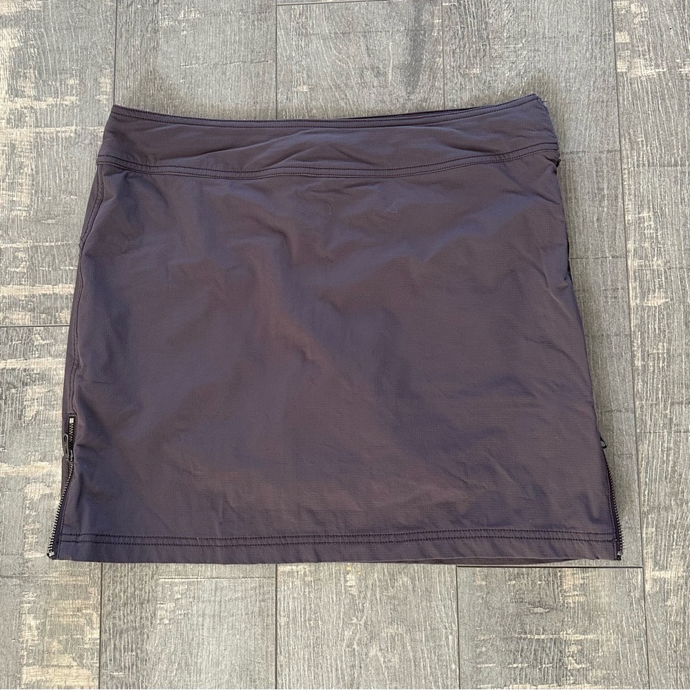 Athleta Skort Stretch Sz 8 Plum Side Zip, Back Zip Pockets, Side Zip Slits